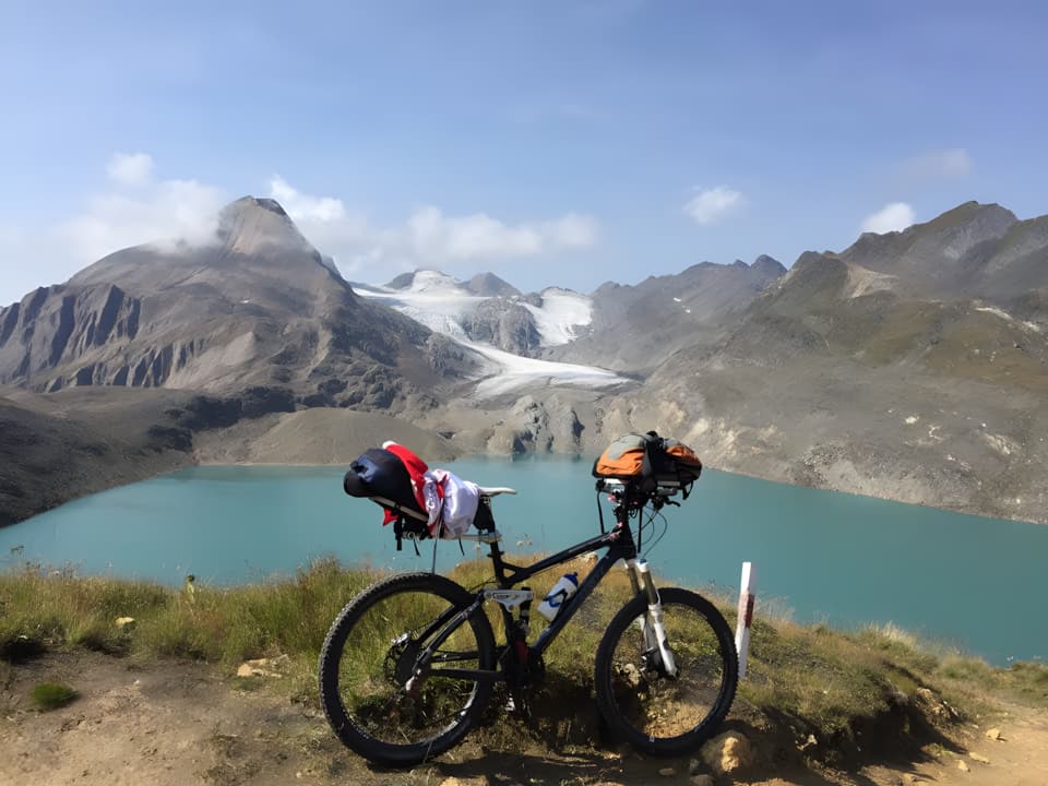 Genial-Biken Gepäckträger auf Biketour am Gletschersee